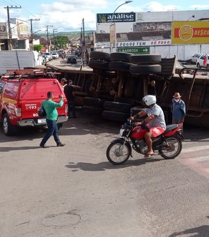 [Vídeo] Carreta que transportava água mineral tomba na Av. Rio Branco em Arapiraca