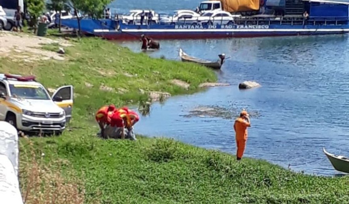 Bombeiros resgatam corpo de mulher que havia desaparecido após mergulho em rio