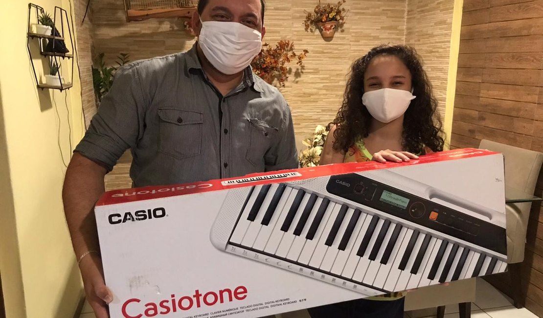 Menina de nove anos recebe teclado de presente após matéria no 7Segundos