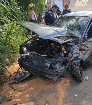 Acidente entre caminhão e carro deixa homem ferido no município de Satuba