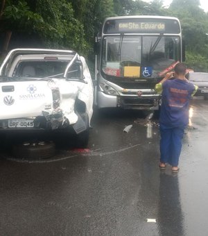 Carro invade a contramão, atinge ônibus e deixa três feridos na Ladeira Geraldo Melo 