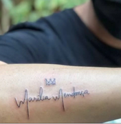 Maquiador de Marília Mendonça tatua nome de cantora no braço