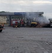 Caminhão carregado com madeira pega fogo na BR-101, em Pilar
