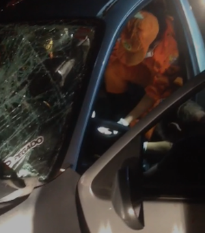 [Vídeo] Acidente entre dois veículos deixa um gravemente ferido em Palmeira dos Índios