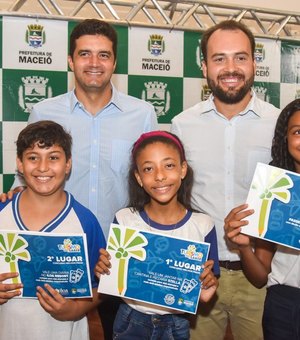 Prefeito Rui Palmeira entrega prêmio Turismo do Saber na Escola