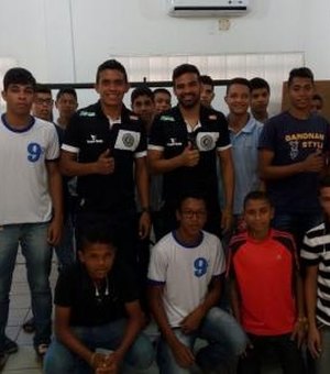 Jogadores do ASA conversam com alunos de escola municipal em Arapiraca