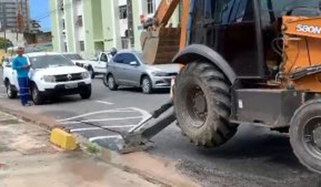 Casal conserta vazamento e abastecimento é retomado na Jatiúca