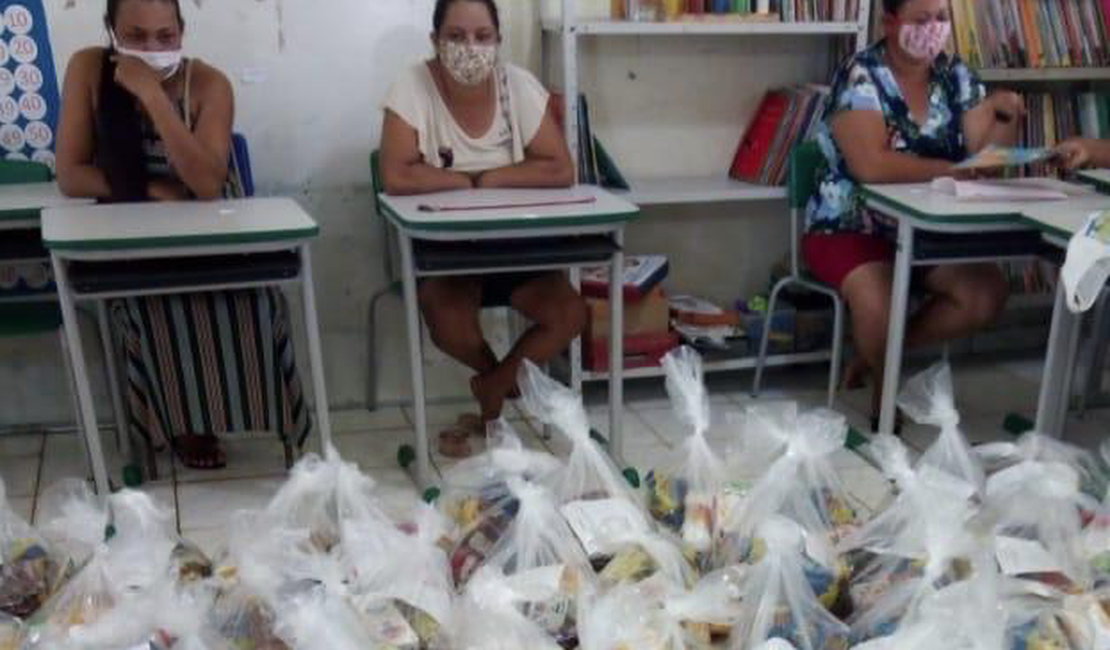 Prefeitura de Craíbas segue distribuindo kits de merenda escolar para pais de alunos