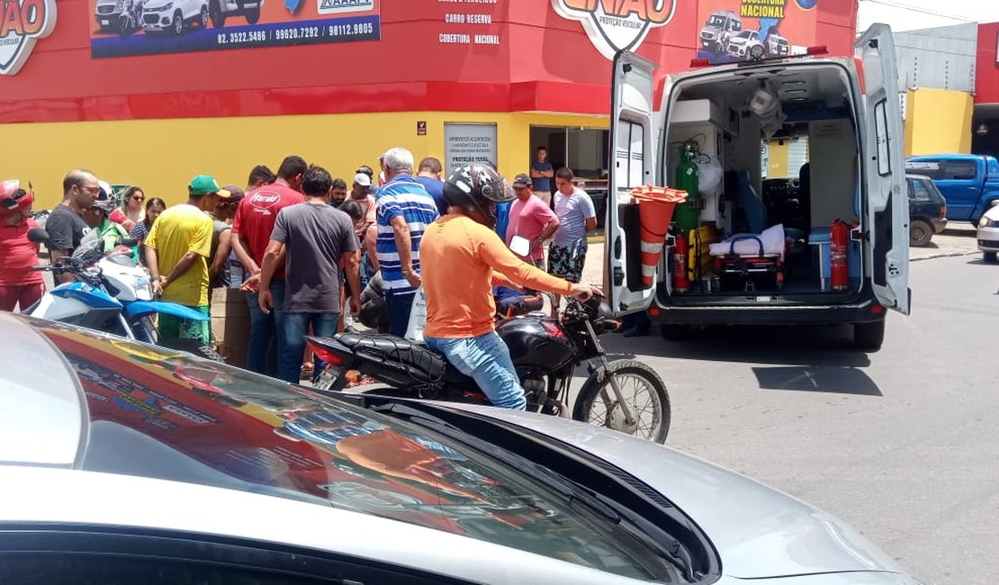Colisão entre moto e bicicleta deixa mulher ferida em Arapiraca