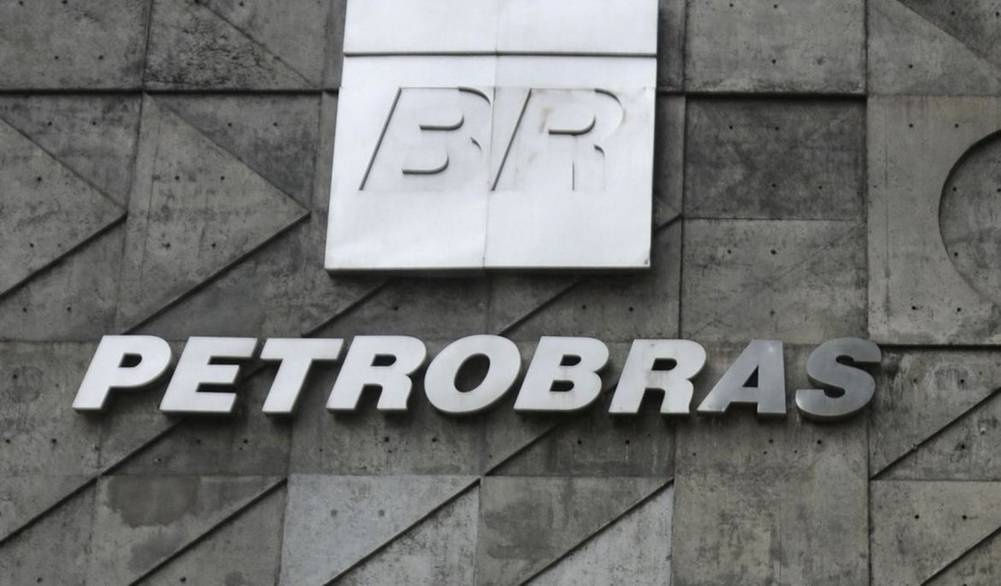 Pela primeira vez no ano, Petrobras anuncia redução do preço da gasolina