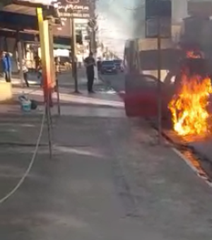 Carro pega fogo em rua na Baixa Grande