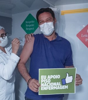 Rodrigo Cunha se vacina contra a covid-19 e reafirma apoio a profissionais de enfermagem