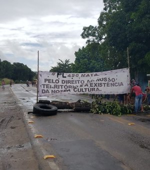 Indígenas voltam a bloquear trecho da BR-101, em Joaquim Gomes