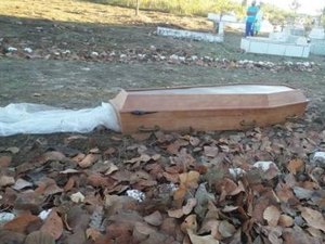 Caixão de vítima da Covid-19 é jogado em cemitério e gera revolta nas redes