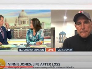 Jornalista comete gafe e anuncia morte da rainha Elizabeth ao vivo