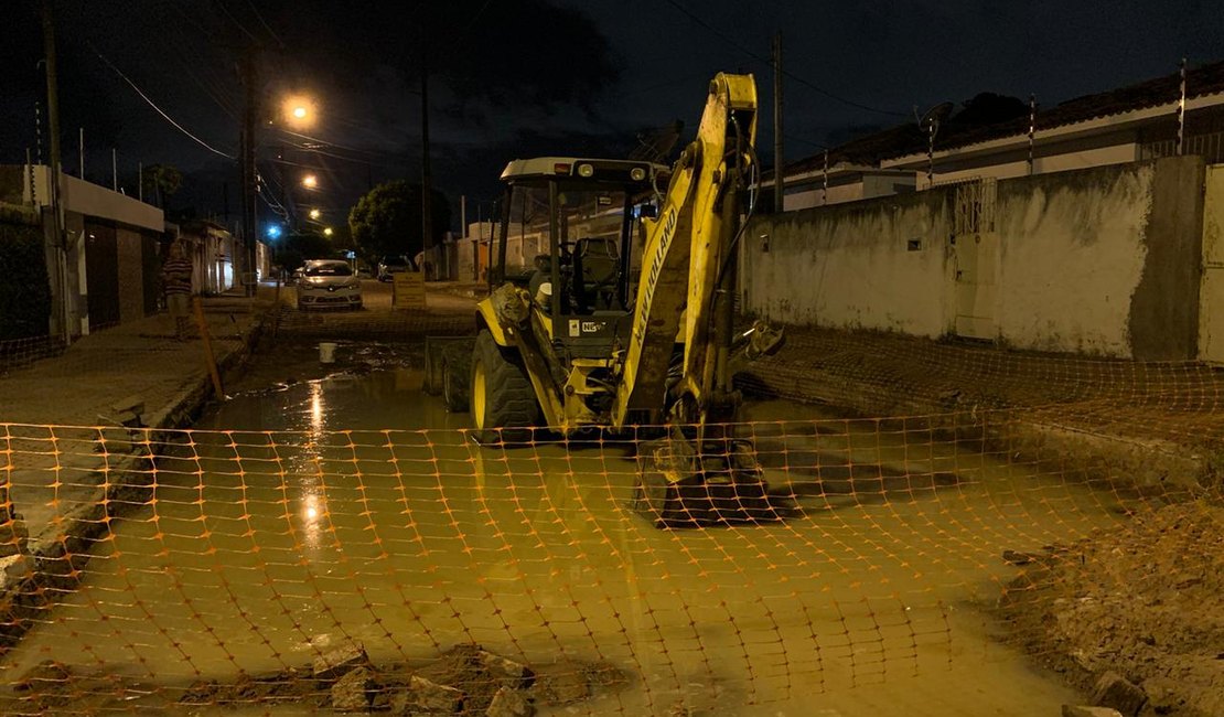 Obra da Braskem danifica rede da Casal e provoca vazamento no Pinheiro
