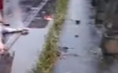 Corpo fica estendido no asfalto molhado após o acidente em Igaci