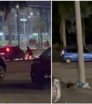 [Vídeo] Casal é flagrado fazendo sexo e foge com policial agarrado pelo capô