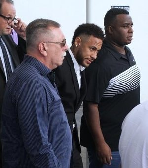 Neymar chega à delegacia para prestar depoimento em caso de suposto estupro