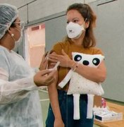 Ex-BBB Juliana Góes é vacinada e leva 'naninha' da filha