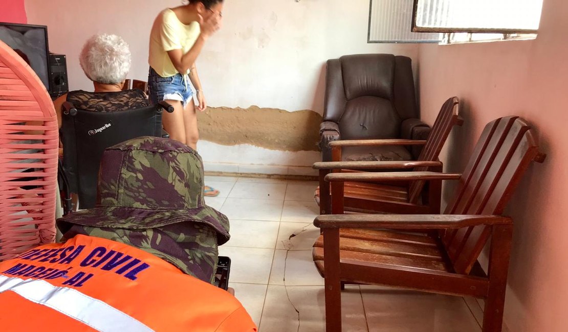 Defesa Civil investiga rachaduras em imóveis no bairro do Farol, em Maceió