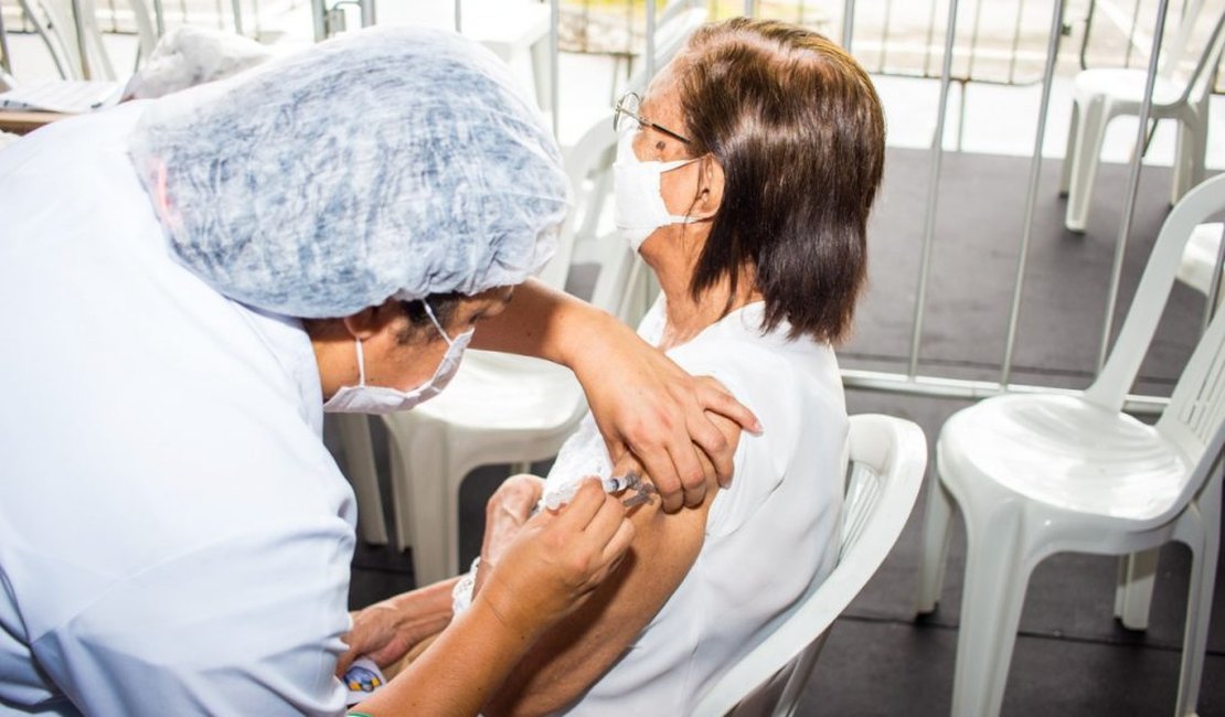 Vacinação de idosos de 83 anos ou mais começa na terça-feira em Maceió