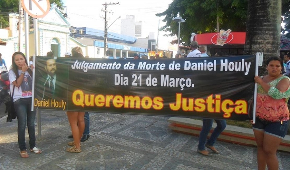 Familiares de Daniel Houly fazem manifestação no Centro de Arapiraca