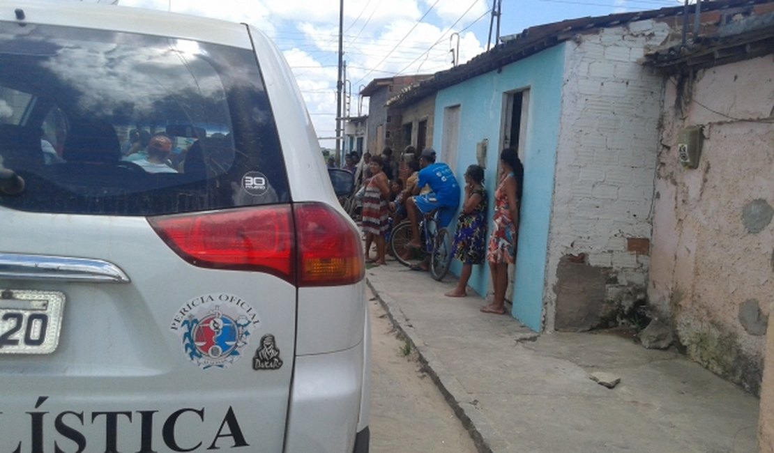 Mãe denuncia filho ao descobrir armas dentro de casa