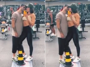 Caio Castro e a namorada trocam beijos na academia