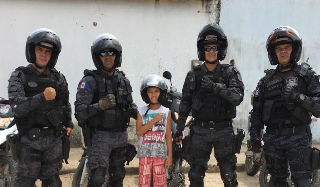 Criança de 12 anos ganha visita de policiais no dia do aniversário em Arapiraca