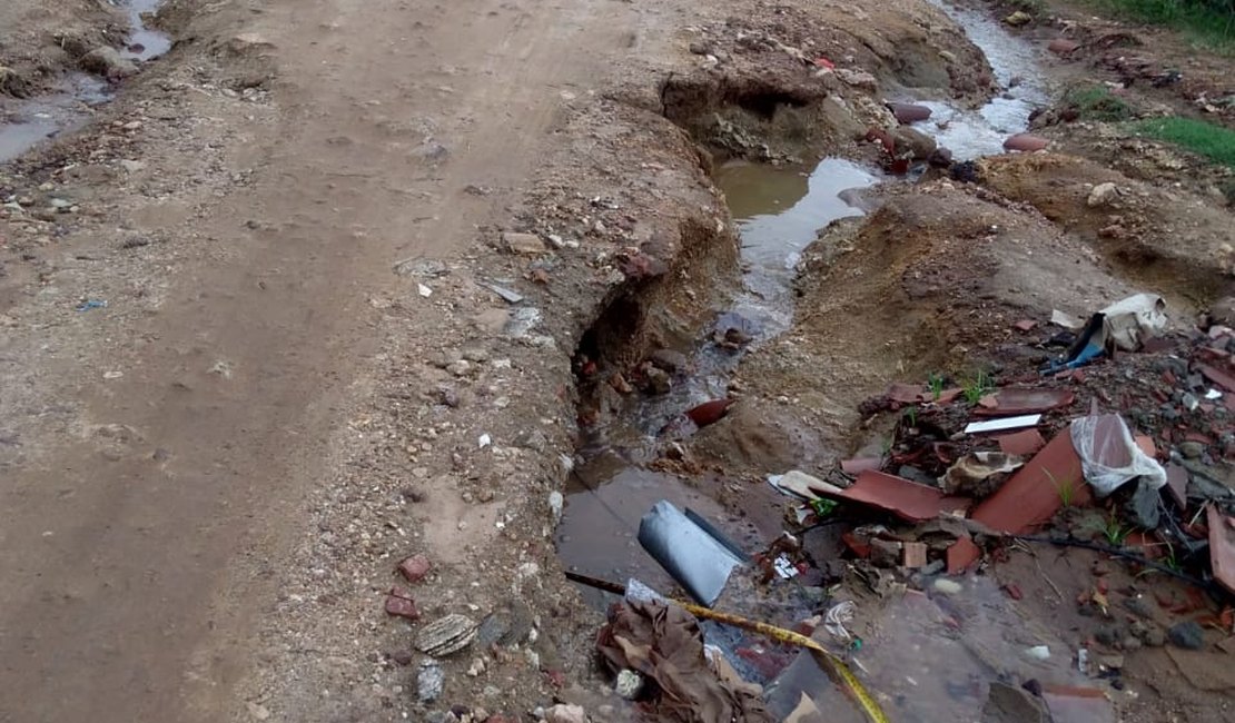  [Vídeo] Serviço inacabado: toda vez que chove moradores de bairro em Arapiraca sofrem