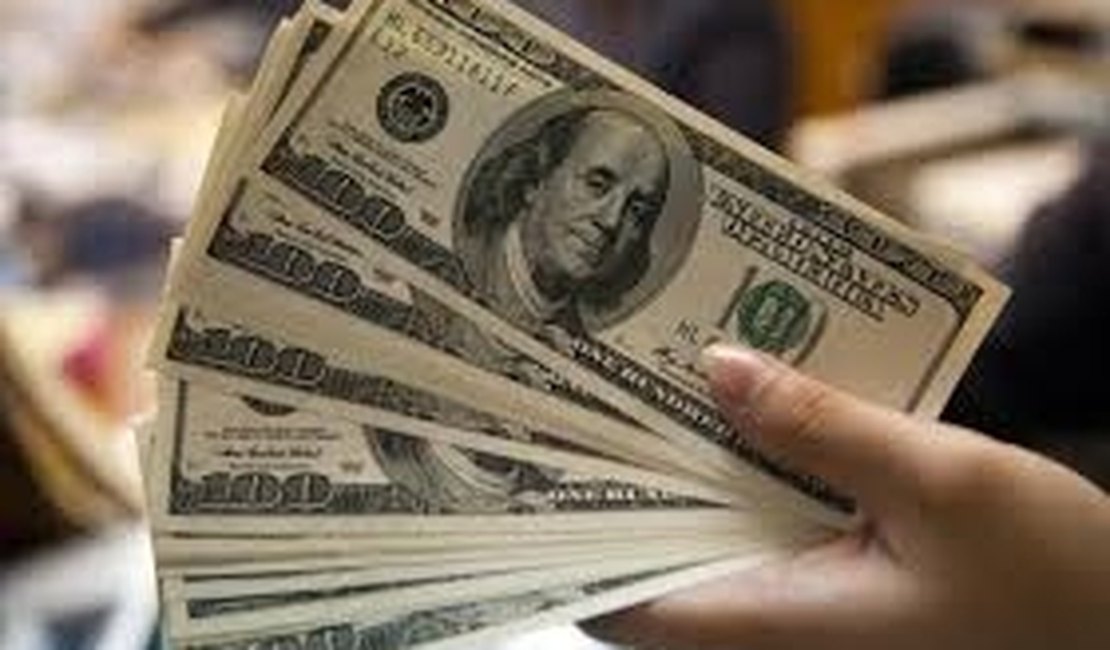 Cenário externo leva dólar à maior alta em três semanas