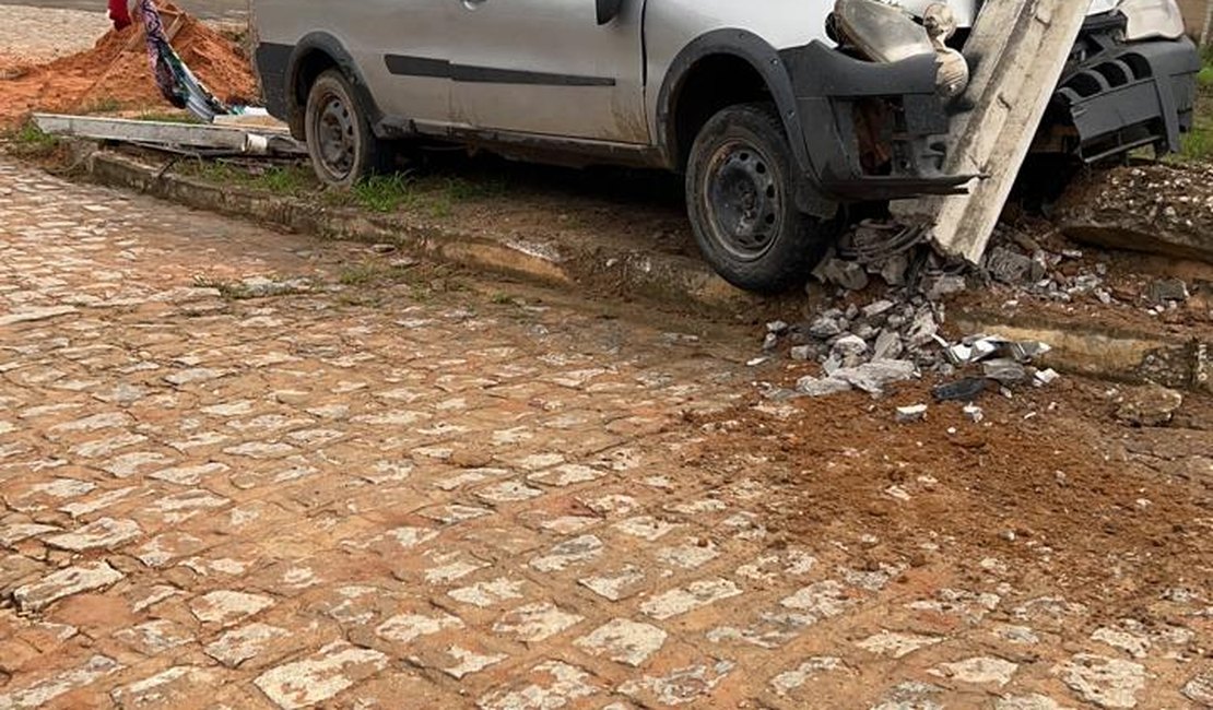 Condutor perde controle de veículo e bate carro em poste em Maragogi