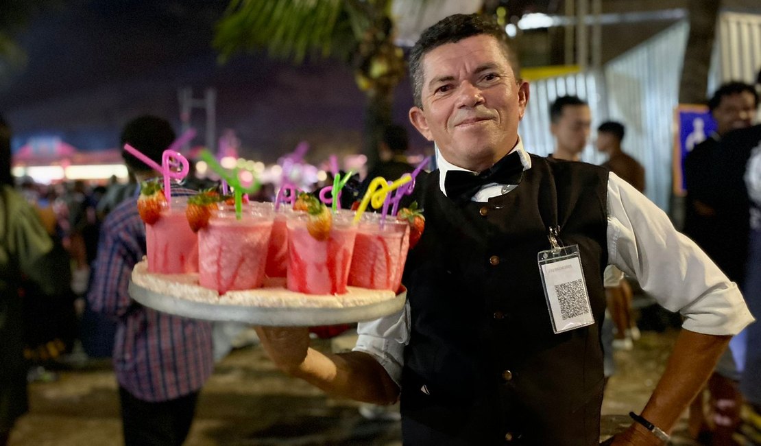 Garçom das Estrelas conquista clientela com delivery de bebida dentro do São João de Maceió