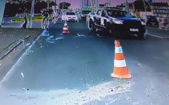 Condutor perde o controle do veículo, danifica poste e deixa trânsito lento em Maceió