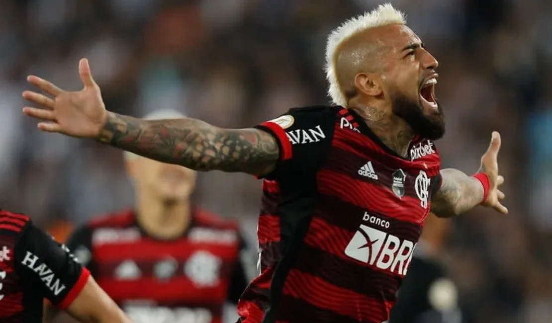 Vidal curte publicação que critica outro titular do Flamengo nas redes sociais