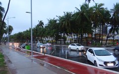 Chuva inundou boa parte da pista na orla de Ponta Verde