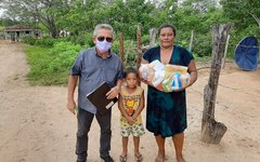 Família recebe cesta básica em Major Izidoro