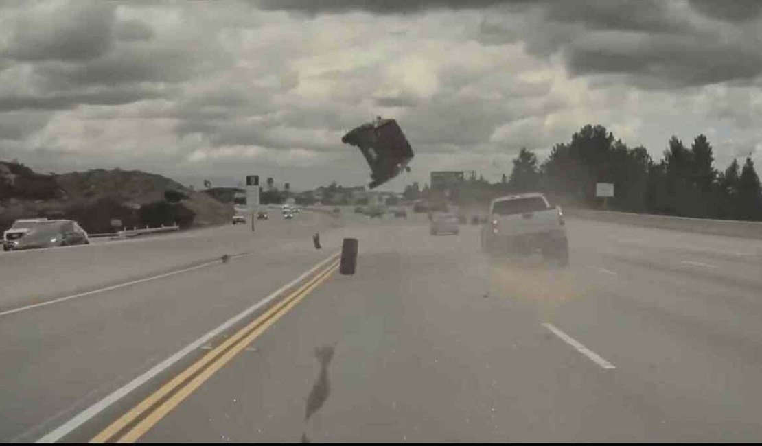 [Vídeo] Carro 'voa' após ser atingido por pneu que se soltou de outro veículo nos EUA