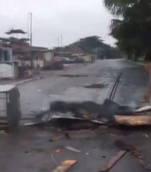 Moradores do Dique Estrada interditam Avenida após lagoa invadir residências