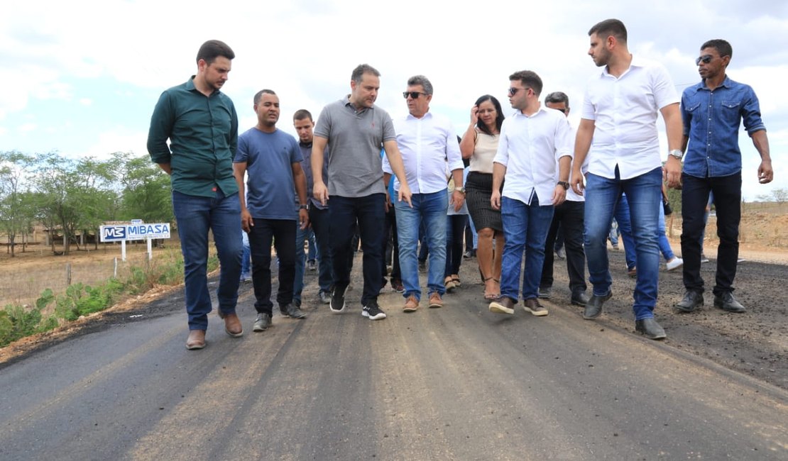 Obras de pavimentação avançam nos municípios de Pindoba e Belo Monte