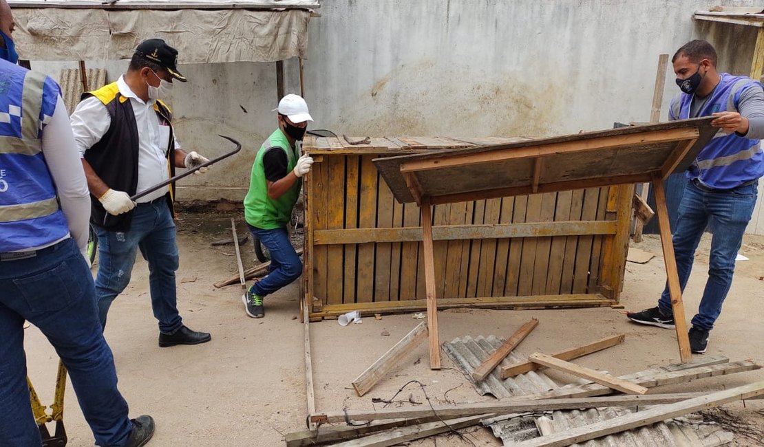 Em Maceió, prefeitura remove barracas abandonadas em praça do Eustáquio Gomes