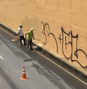 Após vandalismo, Prefeitura renova pintura de viadutos pichados