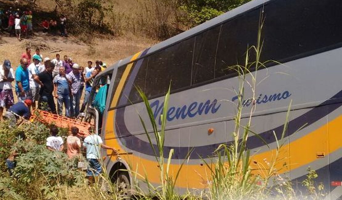 Ônibus cai em ribanceira e fere dois em Mata Grande