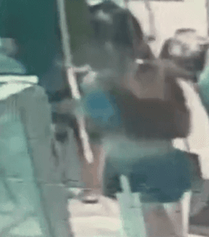 [Vídeo] Polícia procura homem que tirou foto por baixo da saia de jovem em fila