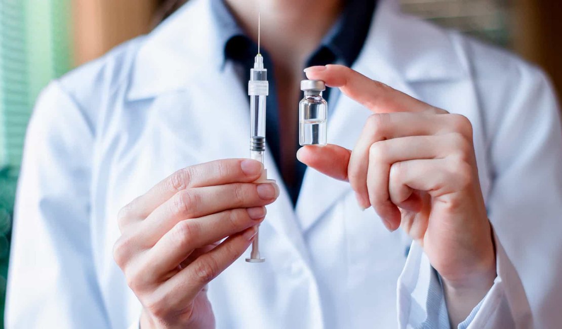 Brasil anuncia produção de 100 milhões de doses de vacina contra covid-19