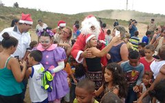 Papai Noel chegou de helicóptero para presentear crianças carentes em Arapiraca