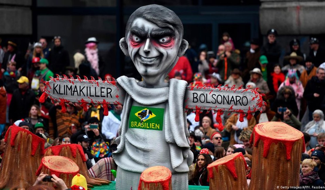 Bolsonaro é retratado como 'assassino do clima' no Carnaval alemão