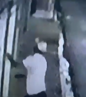Vídeo mostra suspeito pulando muro de casa no bairro Brasília