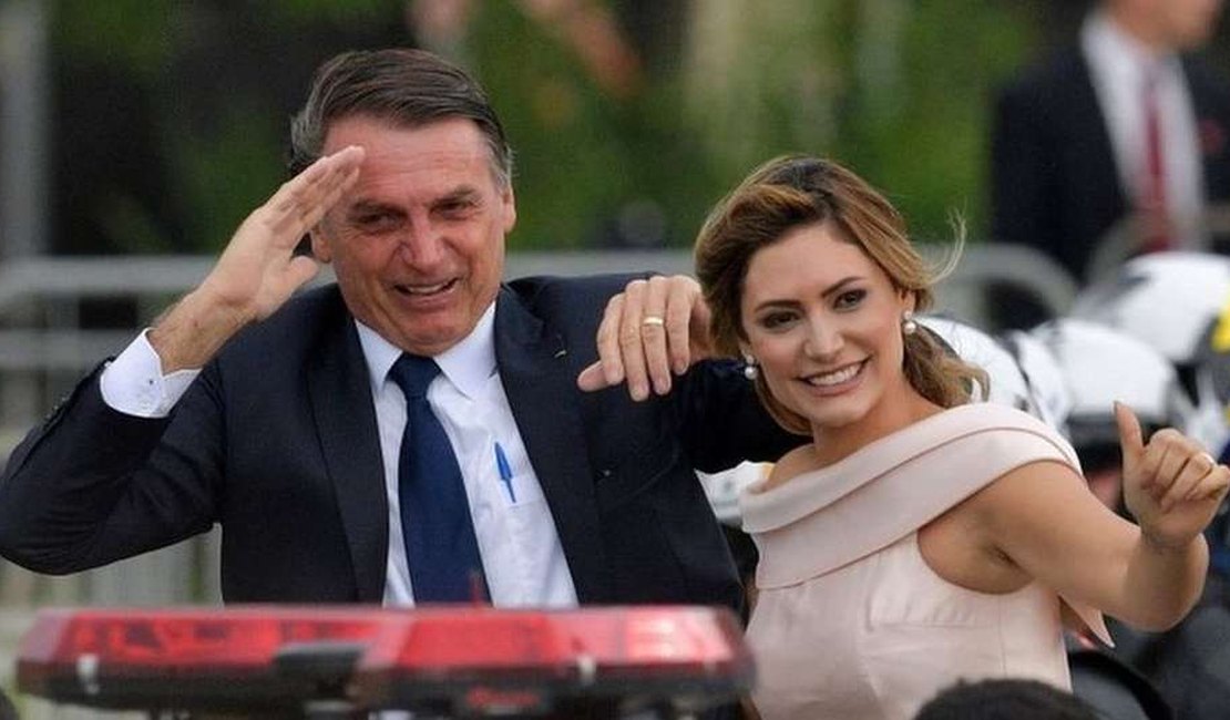 As contradições de Bolsonaro sobre depósitos da família Queiroz a Michelle